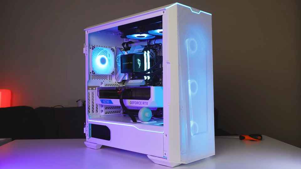 Topovaja sborka na RTX4090 v belom cvete