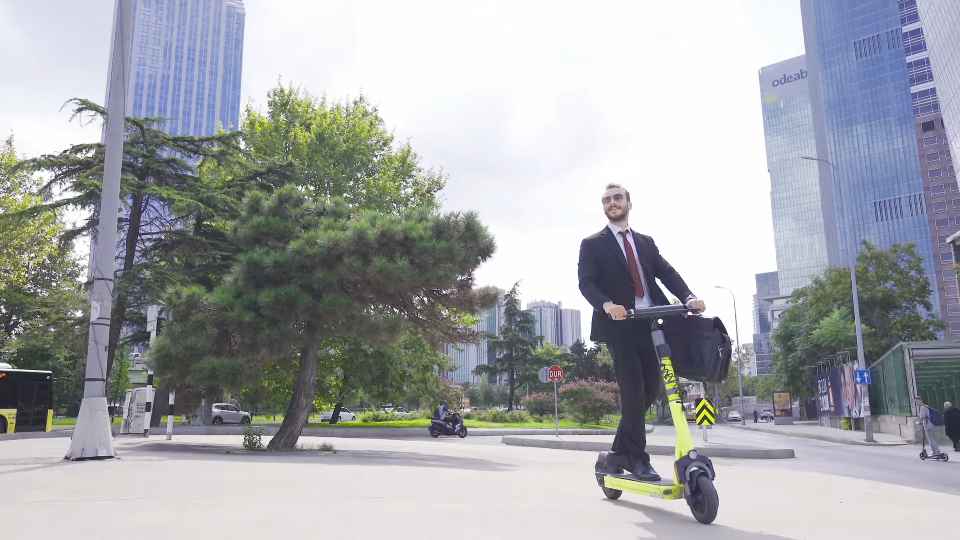 Kak pravil'no ezdit' na jelektrosamokate chtoby ne padat'