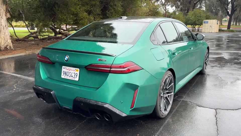 BMW M5 2025 goda ser'joznaja sportivnaja mashina