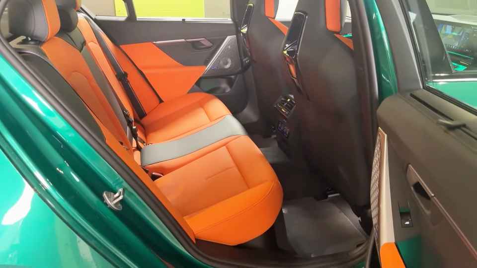BMW M5 2025, szadi dostatochno prostorno dazhe dlja roslogo cheloveka