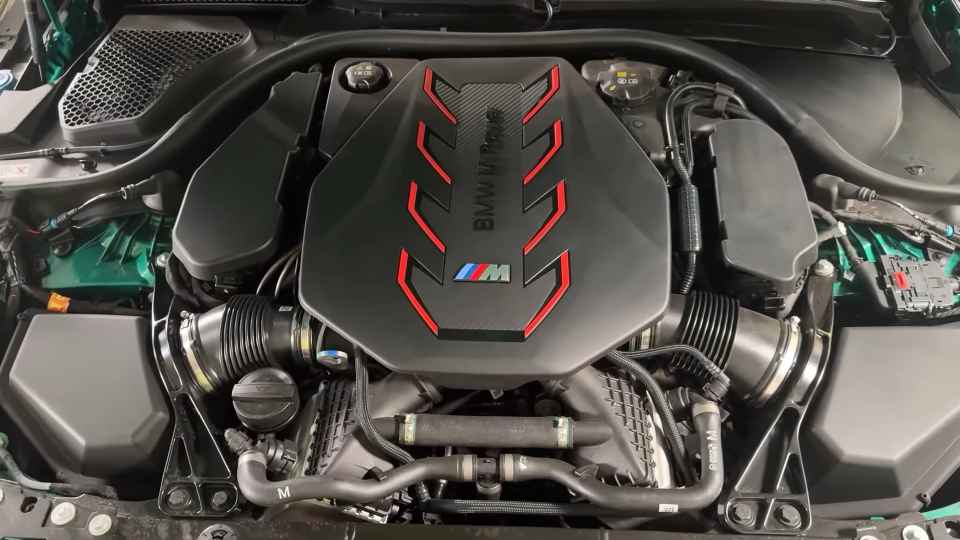 Motornaja chast' takzhe sostoit iz V8 dvigateli