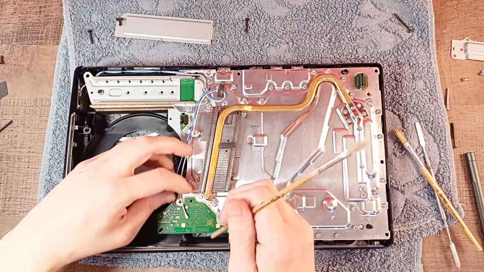 Kak proishodit chistka konsoli PlayStation 5 Slim