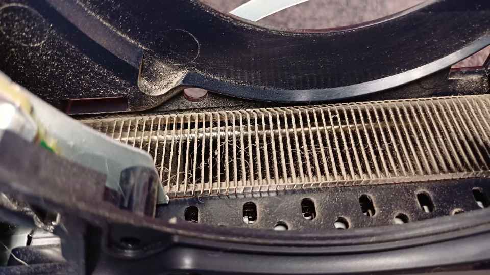 vnutri PS5 Slim my vidim sloi pyli, sherst' domashnih zhivotnyh