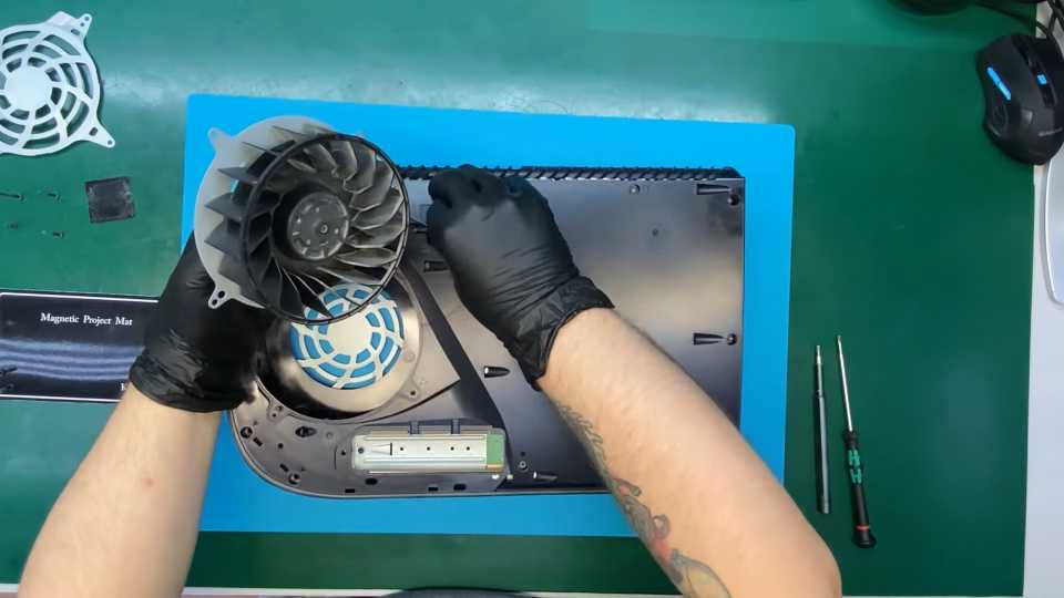 otkruchivaem zashhitnyj kozhuh, uderzhivajushhij kuler, dostajom ego