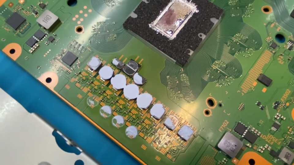 vidim central'nyj chip, na njom nanesjon zhidkij metall