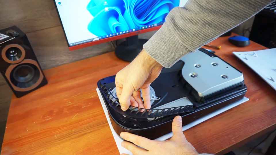 akkuratno snimaem bokovuju (uglovuju) reshjotku