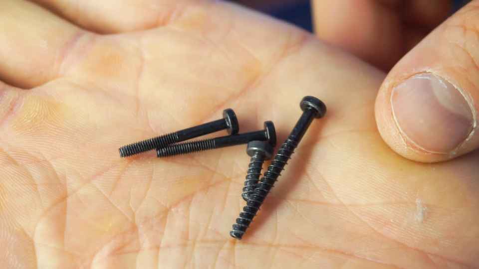 bolty na kreplenii kulera PlayStation 5 raznye