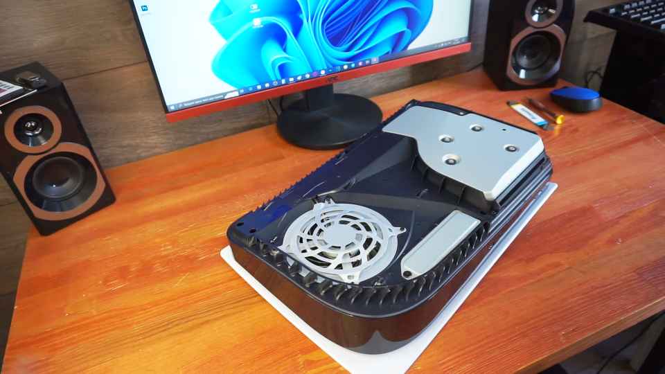 kak pochistit' PS5 bez snjatija garantijnyh plomb