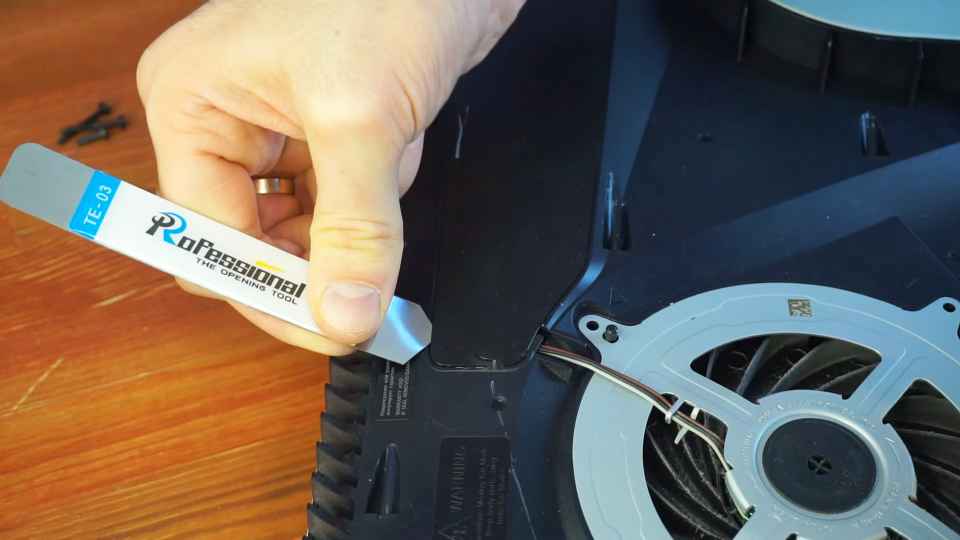 nam nuzhno otsoedinit' shlejf idushhij k plate na ps5