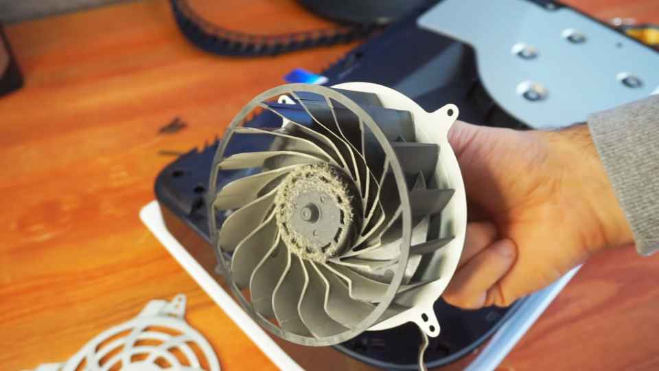 podnimaem ventiljator i smotrim skol'ko tam pyli