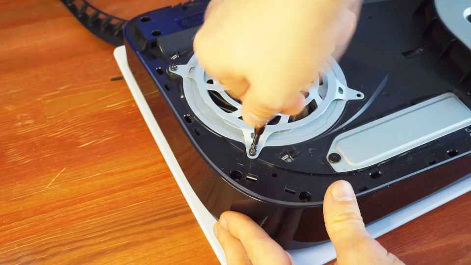 primenjaem otvjortku Torx 8 i vykruchivaem bolty